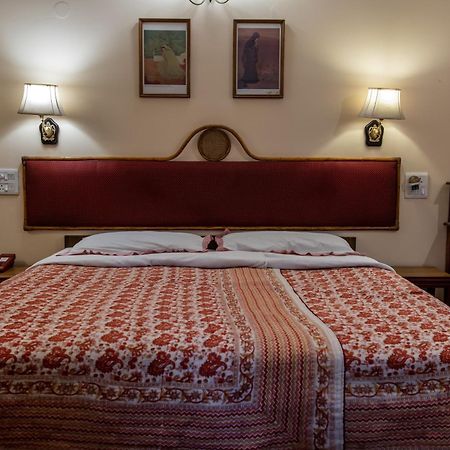 Hotel Jai Niwas Джайпур Екстериор снимка