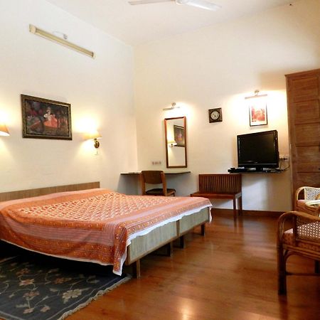 Hotel Jai Niwas Джайпур Екстериор снимка