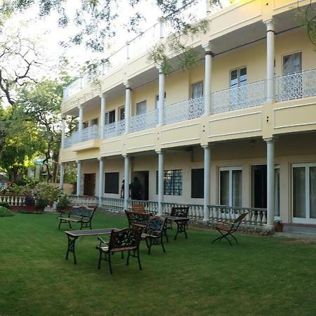 Hotel Jai Niwas Джайпур Екстериор снимка