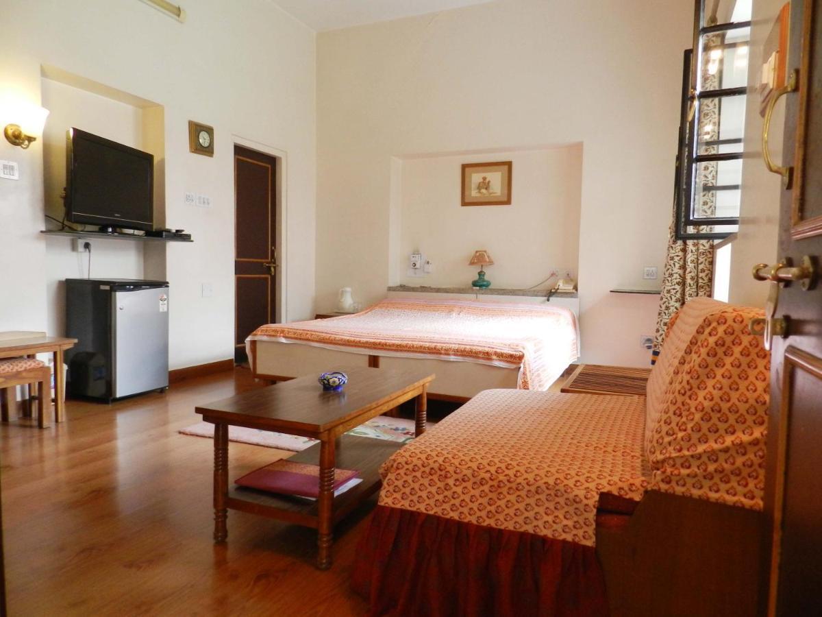 Hotel Jai Niwas Джайпур Екстериор снимка