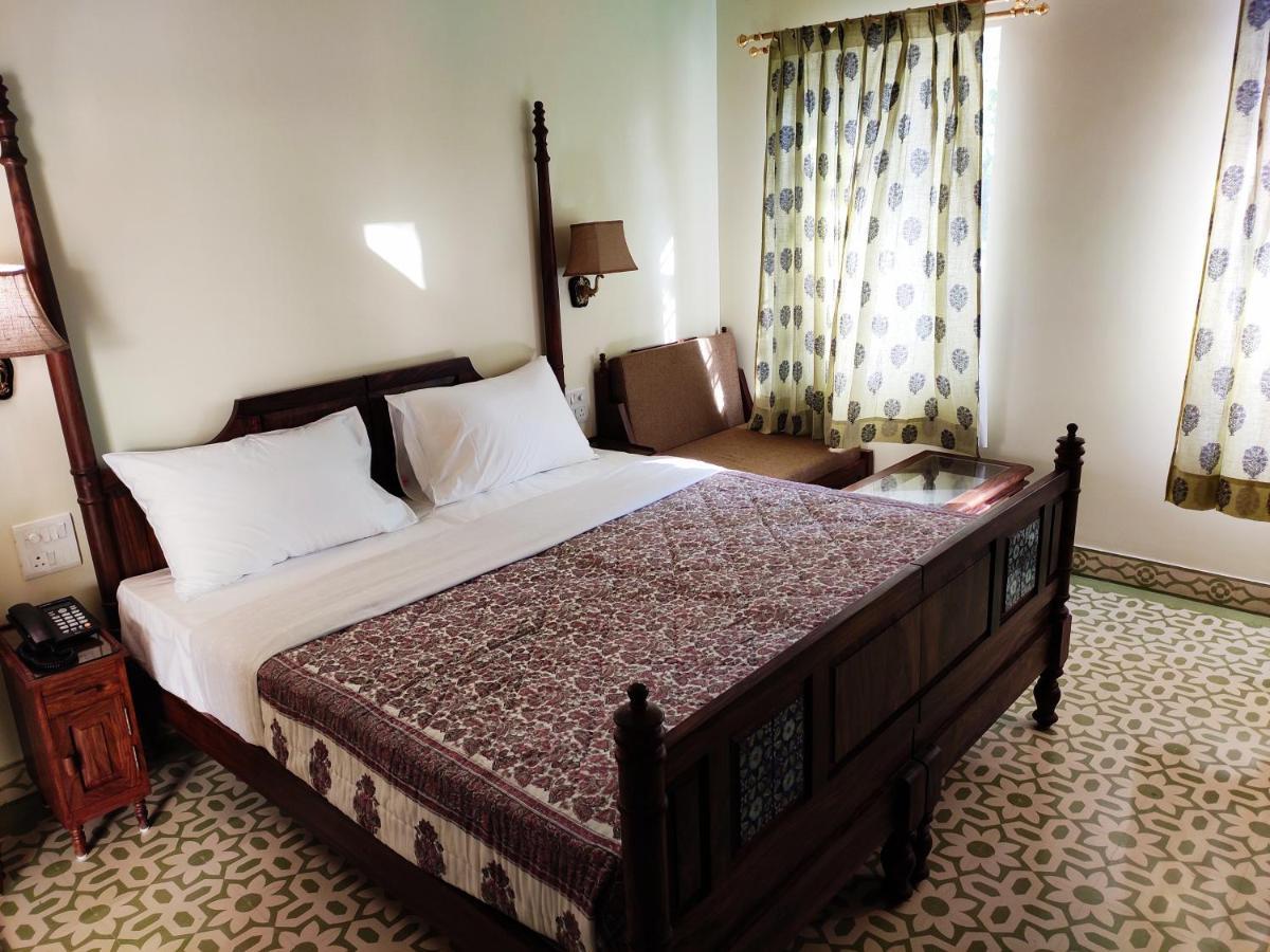 Hotel Jai Niwas Джайпур Екстериор снимка