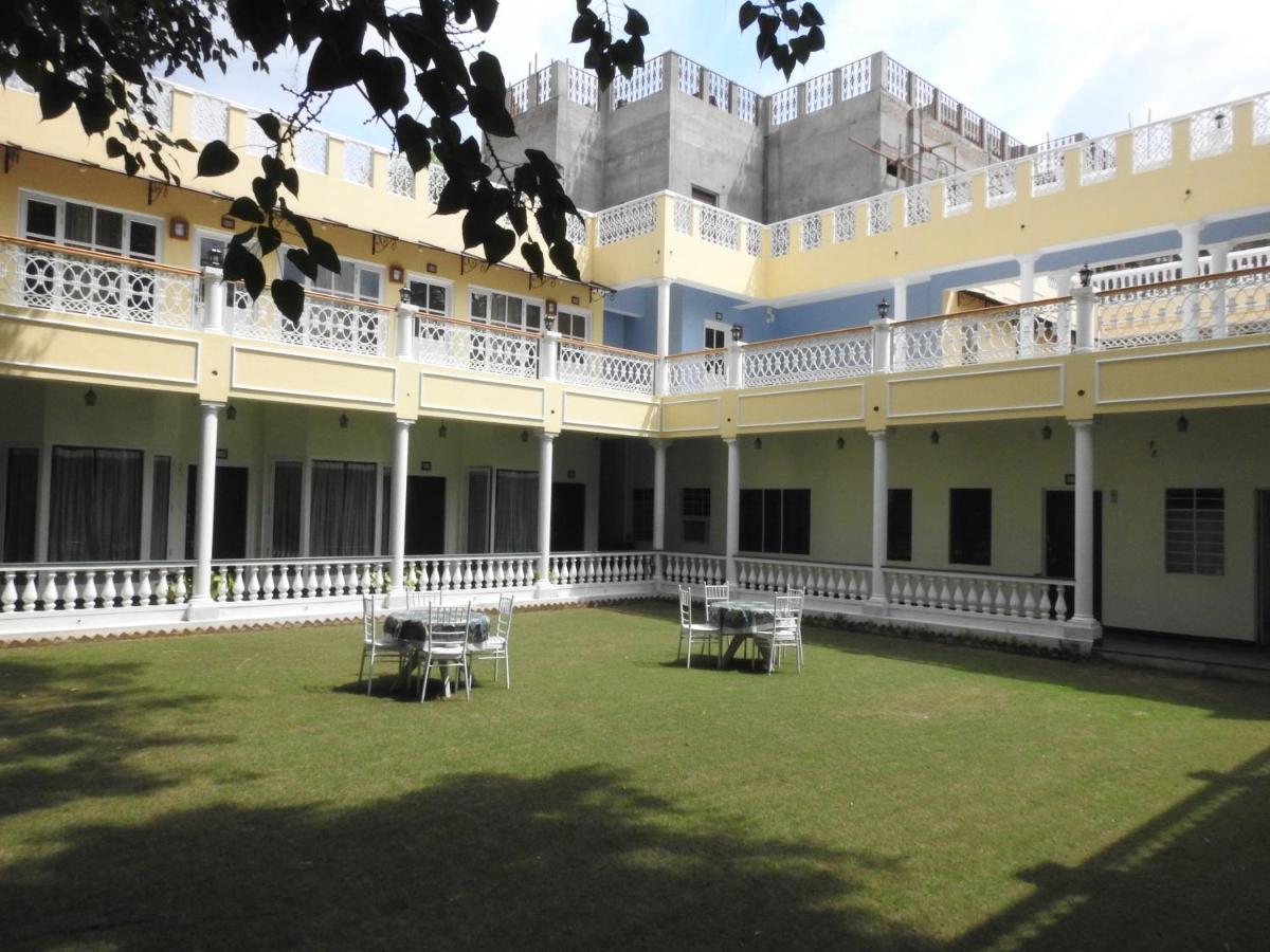 Hotel Jai Niwas Джайпур Екстериор снимка