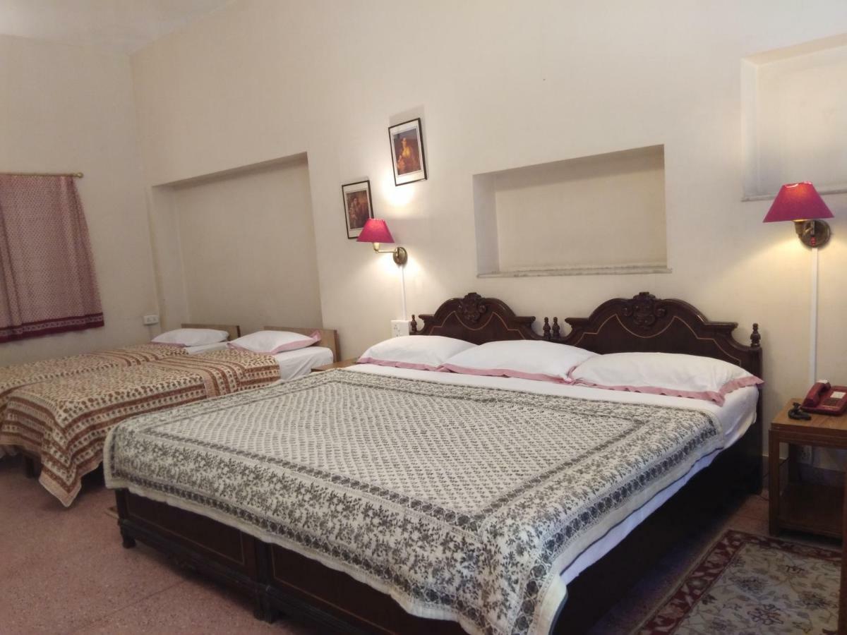 Hotel Jai Niwas Джайпур Екстериор снимка